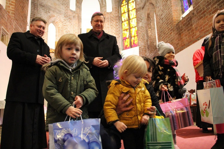 Prezenty dla dzieci i paczki żywnościowe dla najuboższych