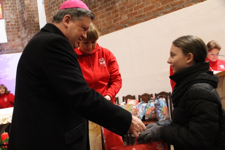 Prezenty dla dzieci i paczki żywnościowe dla najuboższych