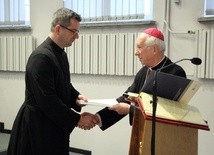 Bp Andrzej F. Dziuba wręcza nominację kanonicką ks. Piotrowi Krzyszkowskiemu, dyrektorowi Radia Victoria