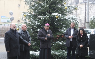 Powitanie świątecznego drzewka na dziedzińcu kurii