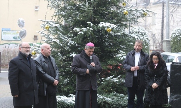 Powitanie świątecznego drzewka na dziedzińcu kurii