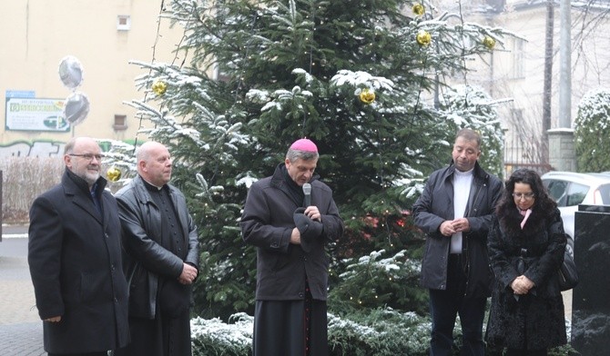 Powitanie świątecznego drzewka na dziedzińcu kurii