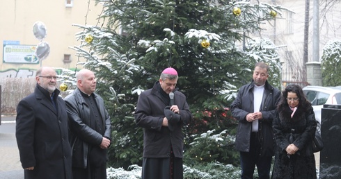 Powitanie świątecznego drzewka na dziedzińcu kurii