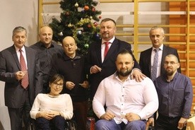W świątecznym spotkaniu uczestniczyli członkowie stowarzyszenia, a także niepełnosprawni sportowcy