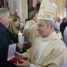 Świece i różańce na Jerycho dla poszczególnych dekanatów, klasztorów oraz szpitali pobłogosławił i wręczał bp Henryk Tomasik.