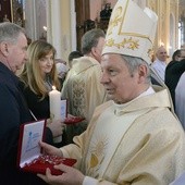 Świece i różańce na Jerycho dla poszczególnych dekanatów, klasztorów oraz szpitali pobłogosławił i wręczał bp Henryk Tomasik.