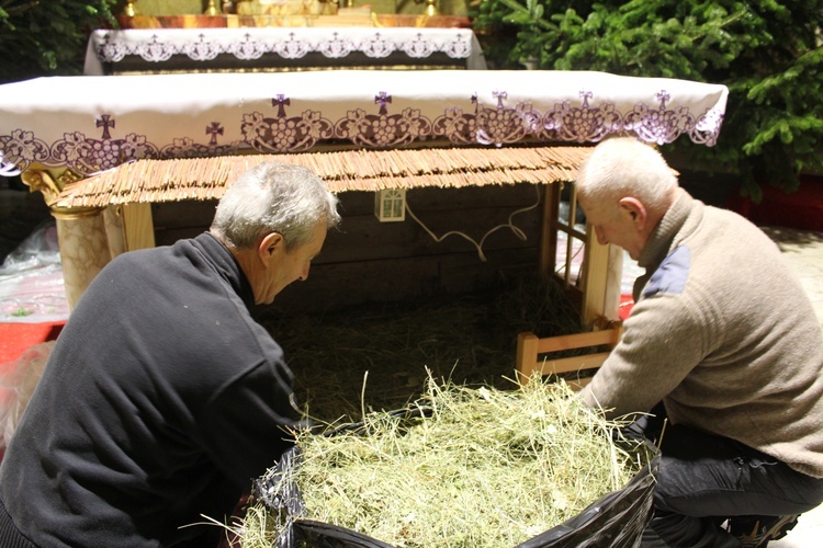 Budowa szopki w parafii św. Katarzyny w Kudowie-Zdroju 