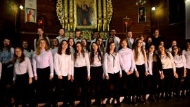 Chór Cantus Enim tworzą młodzi utalentowani ludzie, amatorzy w wieku od 14 do 21 lat