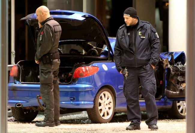 Auto staranowało wejście do centrali SPD w Berlinie