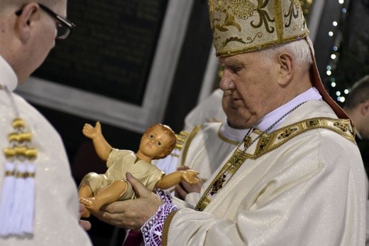 Biskup po zakończeniu Pasterki przeniósł Dzieciątko do szopki