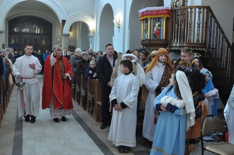 Bp nominat posyła kolędników misyjnych w Borzęcinie