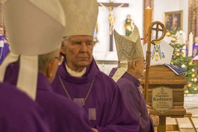 Powiedzcie, że odszedł święty. Pogrzeb bp. Stanisława Kędziory