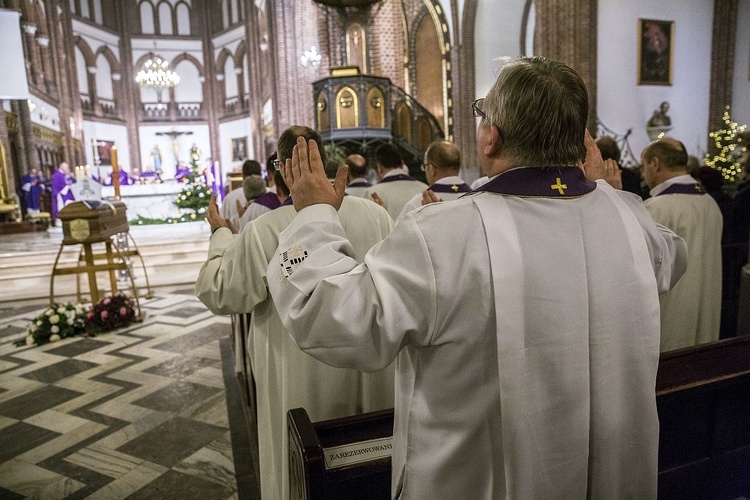 Powiedzcie, że odszedł święty. Pogrzeb bp. Stanisława Kędziory