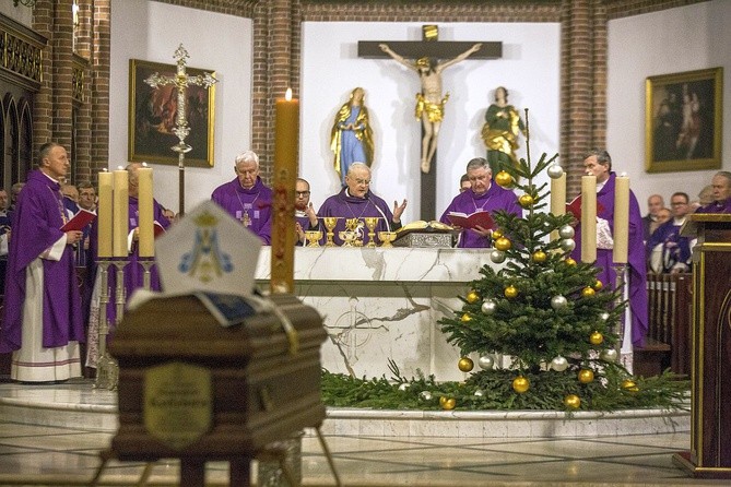 Powiedzcie, że odszedł święty. Pogrzeb bp. Stanisława Kędziory