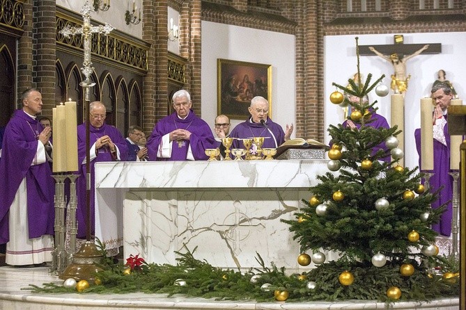 Powiedzcie, że odszedł święty. Pogrzeb bp. Stanisława Kędziory