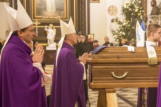 Powiedzcie, że odszedł święty. Pogrzeb bp. Stanisława Kędziory