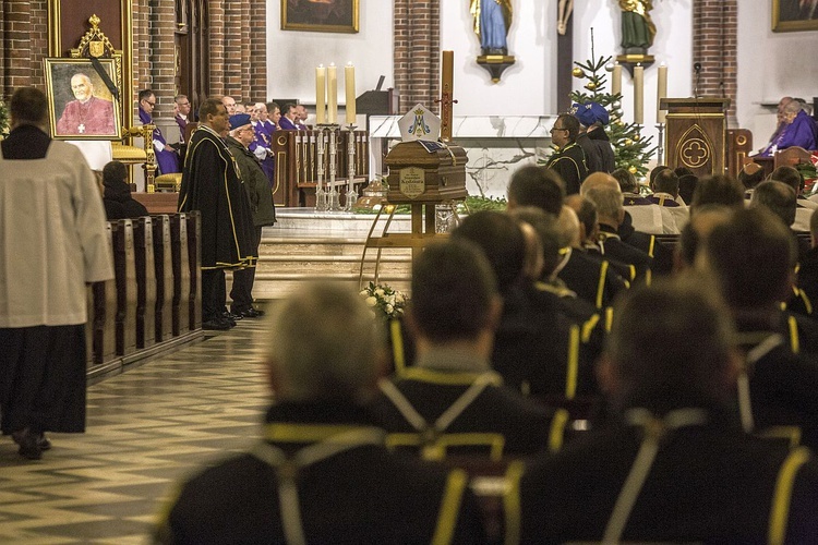 Powiedzcie, że odszedł święty. Pogrzeb bp. Stanisława Kędziory