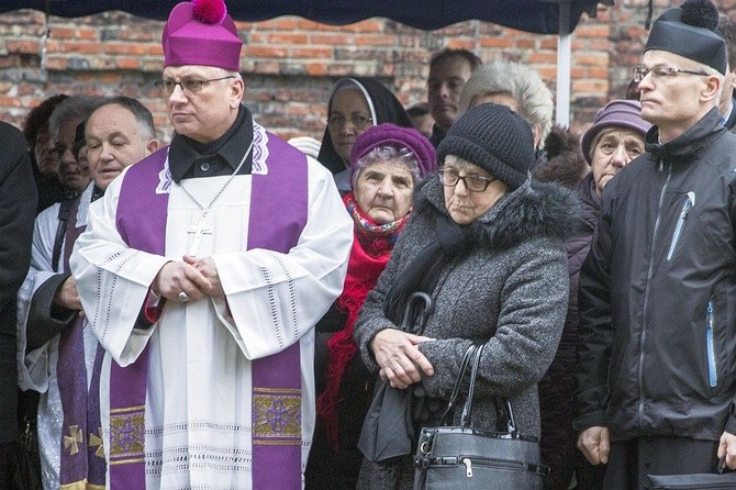 Bp Stanisław spoczął na Cmentarzu Bródzieńskim