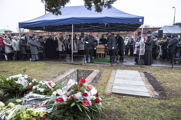 Bp Stanisław spoczął na Cmentarzu Bródzieńskim