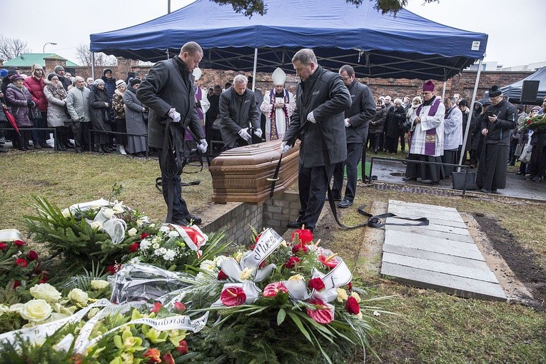 Bp Stanisław spoczął na Cmentarzu Bródzieńskim