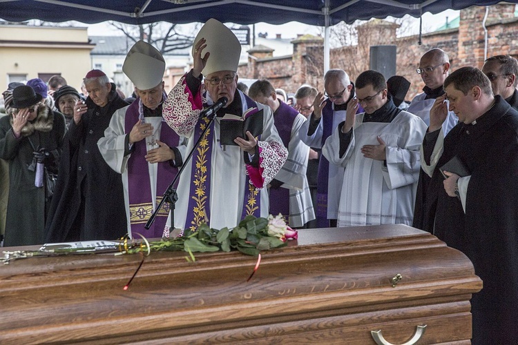 Bp Stanisław spoczął na Cmentarzu Bródzieńskim