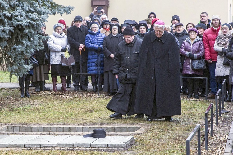 Bp Stanisław spoczął na Cmentarzu Bródzieńskim