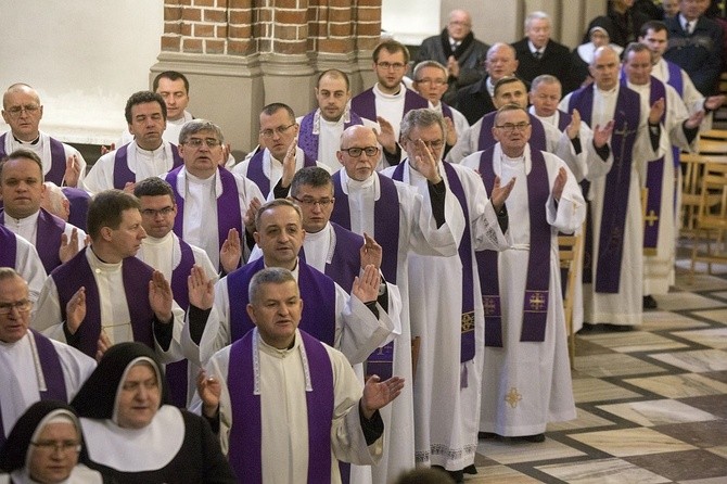 Dopełniał cierpień Chrystusa. Msza św. pogrzebowa