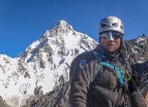 Piotr Tomala na tle K2 w czasie wyprawy na Broad Peak