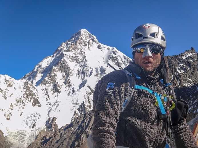 Piotr Tomala na tle K2 w czasie wyprawy na Broad Peak