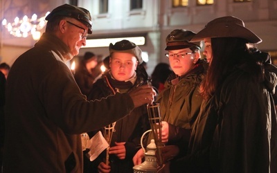 Światło Pokoju z Betlejem dotarło na cieszyński Rynek