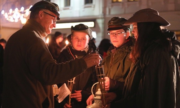 Światło Pokoju z Betlejem dotarło na cieszyński Rynek