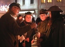 Światło Pokoju z Betlejem dotarło na cieszyński Rynek