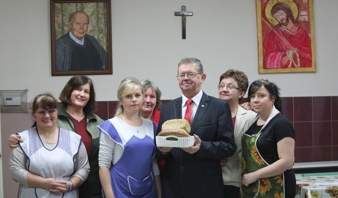 W bielskiej Kuchni o talerz gorącego posiłku i chleb dla każdego głodnego dba grupka wytrwałych nasladowców św. Brata Alberta