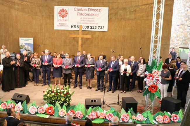 Maj. Obchody 25-lecia Caritas Diecezji Radomskiej w Muzeum Wsi Radomskiej. Wśród nagrodzonych za współpracę radomska redakcja "Gościa Niedzielnego"