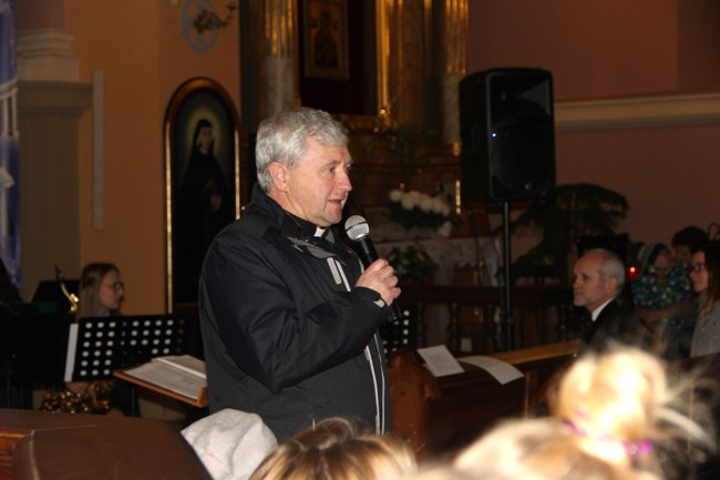Listopad. Koncert młodzieżowej orkiestry dętej w kościele w Jedlni