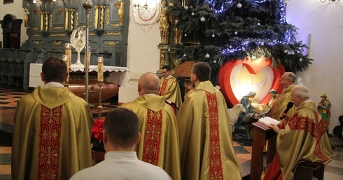 Nabożeństwo kończące 2017 rok w bazylice katedralnej w Łowiczu