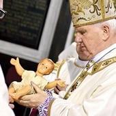 ▲	Biskup po zakończeniu Pasterki przeniósł Dzieciątko do szopki.
