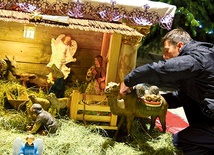 ▲	Figurki umieszczane w szopce przez pana Wiesława mogą mieć ok. 100 lat.