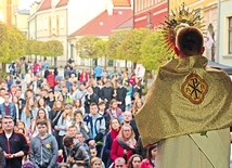 Modlitwa archidiecezjan przed Najświętszym Sakramentem na Ostrowie Tumskim w Niedzielę Palmową.