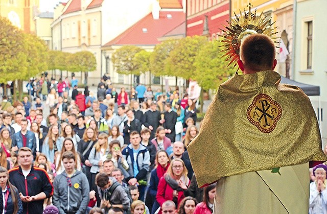 Modlitwa archidiecezjan przed Najświętszym Sakramentem na Ostrowie Tumskim w Niedzielę Palmową.