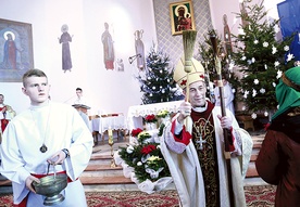 Odnowioną świątynię poświęcił bp Stanisław Salaterski.