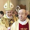 Biskup Andrzej Jeż przewodniczył koncelebrowanej przez prawie 40 księży Eucharystii. Z prawej ks. Stanisław Składzień, od 30 lat proboszcz wspólnoty.