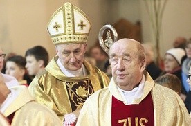 Biskup Andrzej Jeż przewodniczył koncelebrowanej przez prawie 40 księży Eucharystii. Z prawej ks. Stanisław Składzień, od 30 lat proboszcz wspólnoty.