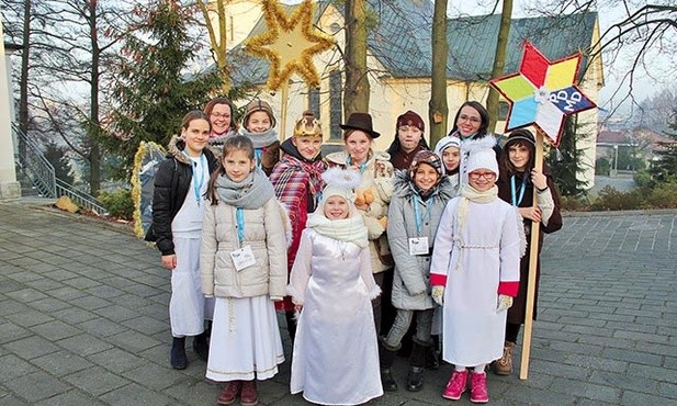 ▲	Kolędnicy misyjni przed wymarszem.