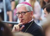Arcybiskup Wiktor Skworc podczas spotkania z członkami Ruchu Światło–Życie w lipcu 2017 r.