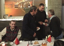 Ks. Zygmunt Mizia z uczestnikami maltańskiego opłatka. 