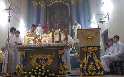 Bp Roman Pindel poświęcił nowy ołtarz i ambonkę w skoczowskim kościele. 