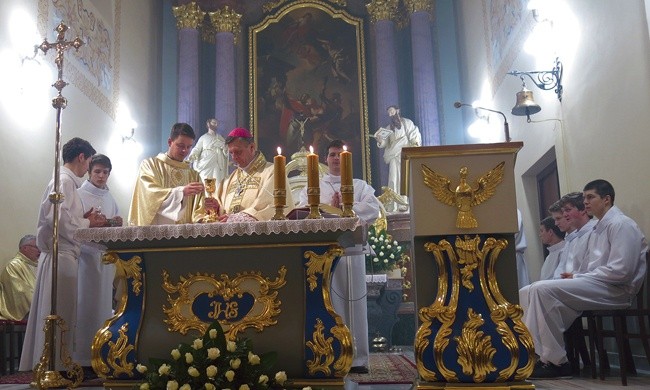 Bp Roman Pindel poświęcił nowy ołtarz i ambonkę w skoczowskim kościele. 