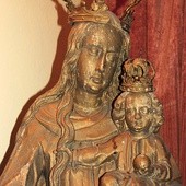 ▲	W czerwcu 2016 roku do pracowni Anny Majewskiej-Rau, konserwatora zabytków, trafiła figura Matki Bożej z Dzieciątkiem.