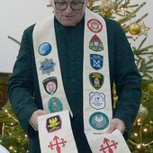 ▲	Na stule kapelana  ks. Gabriela Marciniaka znajdują się logotypy wszystkich służb mundurowych Radomia. 
